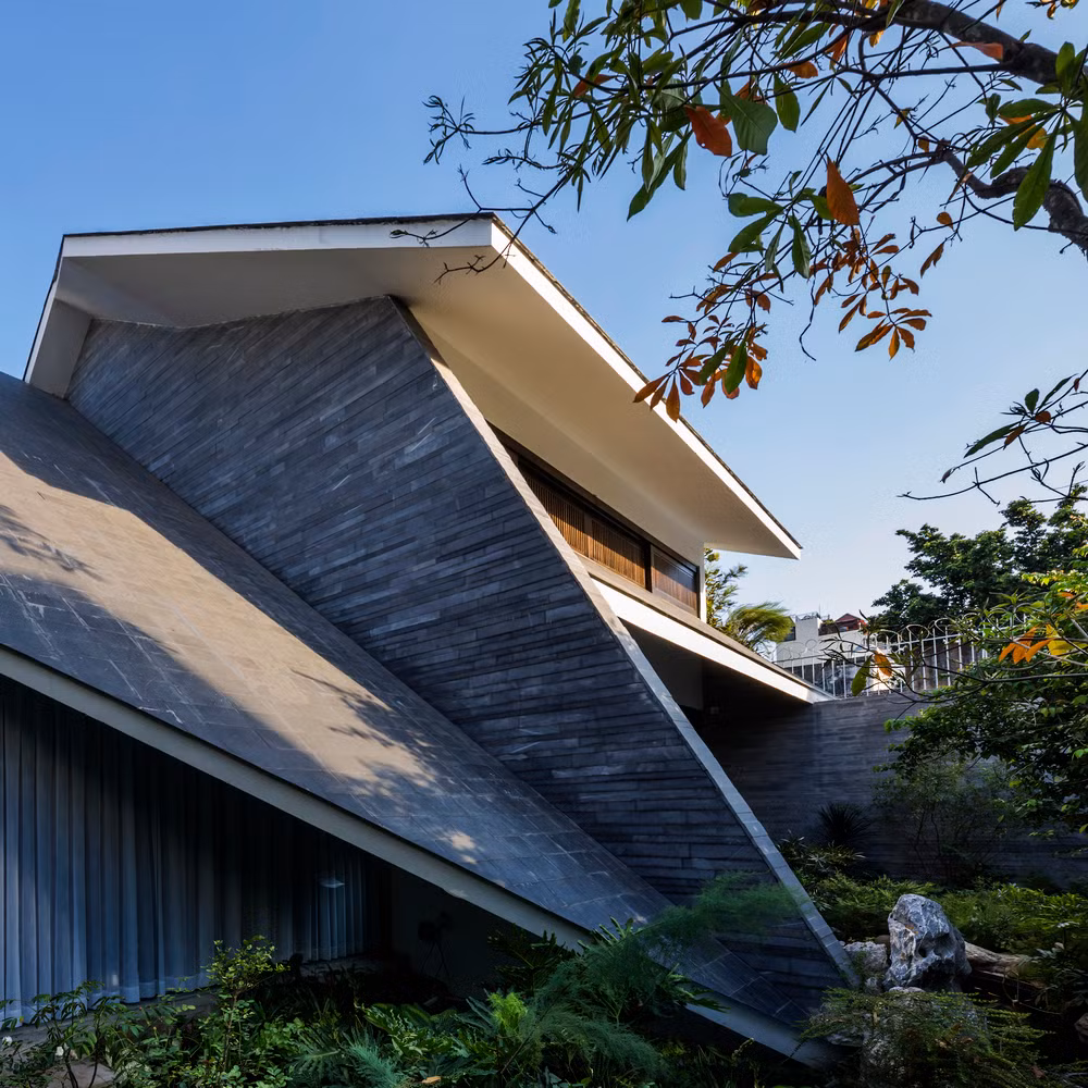 Với sự khác biệt về tư duy các thế hệ, yêu cầu đặt ra là thiết lập một không gian sống vừa đáp ứng được nhu cầu và tính cách từng thành viên, vừa hình thành được mối liên hệ với nhau và chan hòa với thiên nhiên.