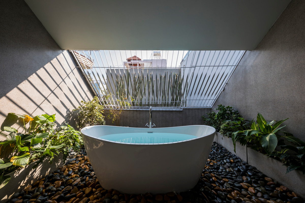 Ngoài việc sử dụng toàn bộ tường rào cây xanh và các cây lớn có tán lá tạo thành một ốc đảo xanh trong lòng phố thị, công trình còn hiện lên thấp thoáng và ẩn mình trong thiên nhiên vây quanh.