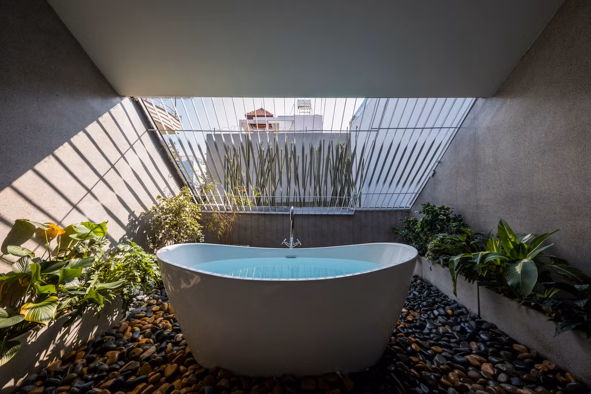 Ngoài việc sử dụng toàn bộ tường rào cây xanh và các cây lớn có tán lá tạo thành một ốc đảo xanh trong lòng phố thị, công trình còn hiện lên thấp thoáng và ẩn mình trong thiên nhiên vây quanh.