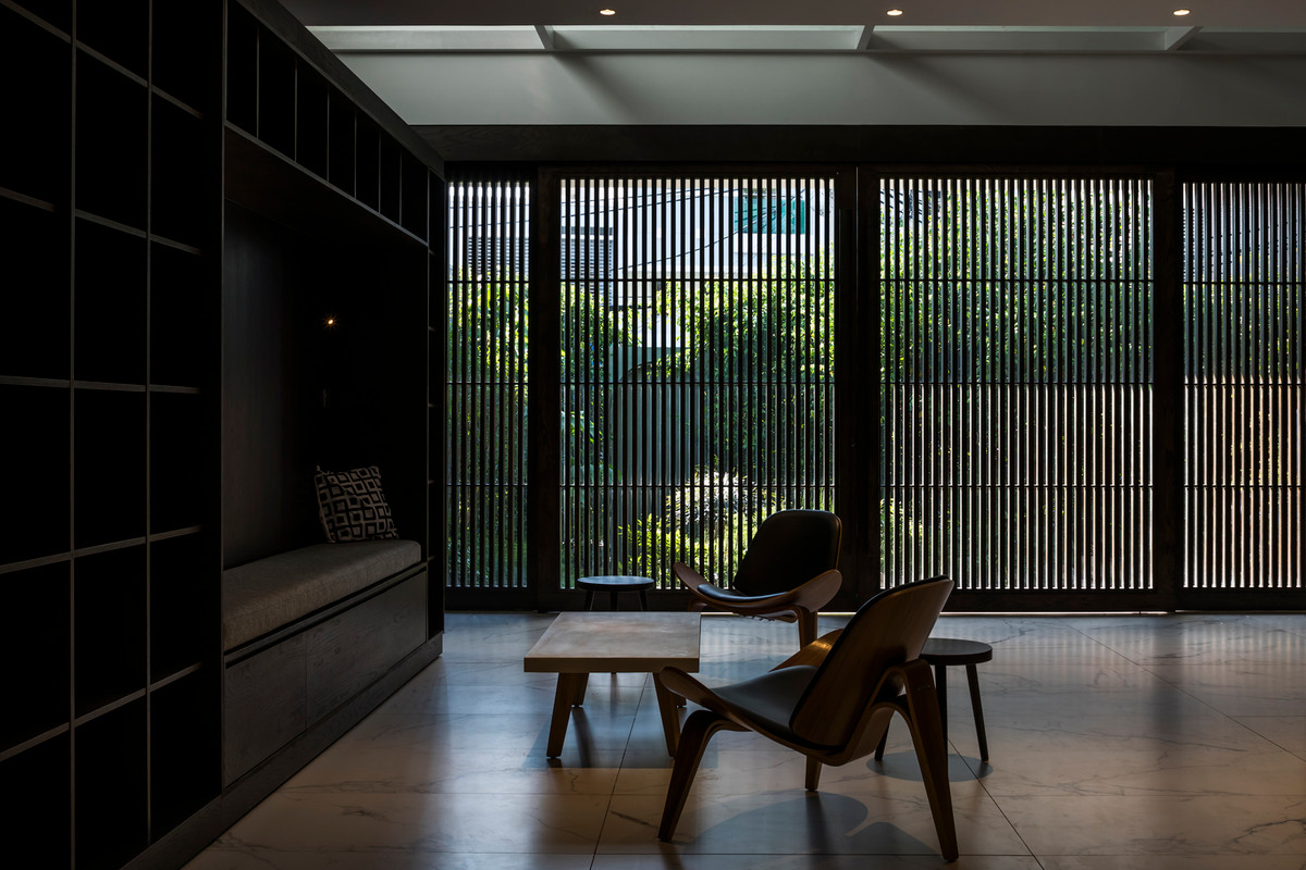 Thiên nhiên được bao bọc và đan xen vào các khối chức năng giúp xóa nhòa ranh giới giữa bên trong và bên ngoài nhưng vẫn đảm bảo sự riêng tư cho người nghỉ ngơi.