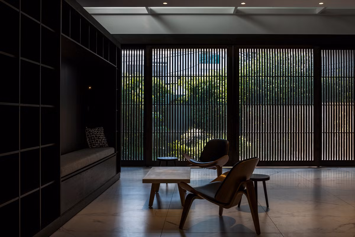 Thiên nhiên được bao bọc và đan xen vào các khối chức năng giúp xóa nhòa ranh giới giữa bên trong và bên ngoài nhưng vẫn đảm bảo sự riêng tư cho người nghỉ ngơi.