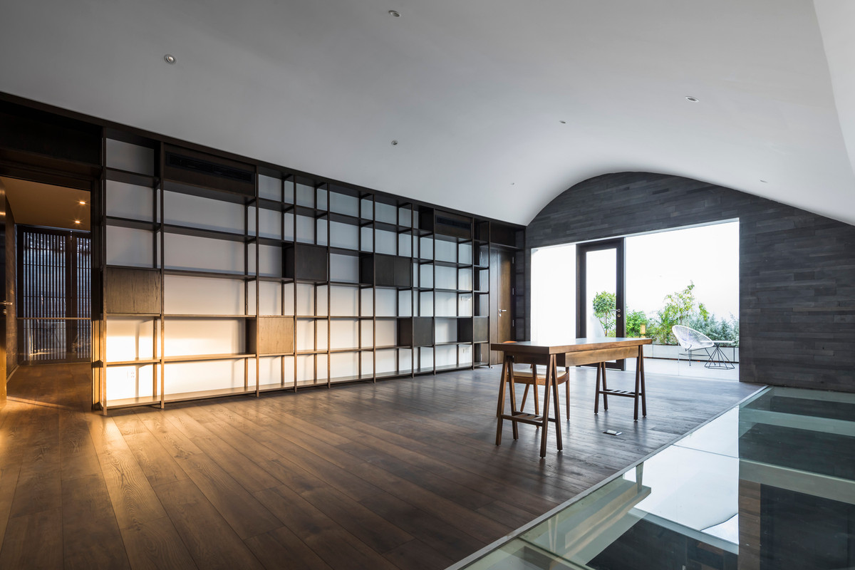 Giải pháp đầu tiên đưa ra là tập trung vào các không gian sinh hoạt và nghỉ ngơi trong một mặt phẳng. Các không gian này được kết nối với nhau bằng một khoảng không gian rộng lớn, trải dài liên tục từ đầu nhà đến cuối nhà.