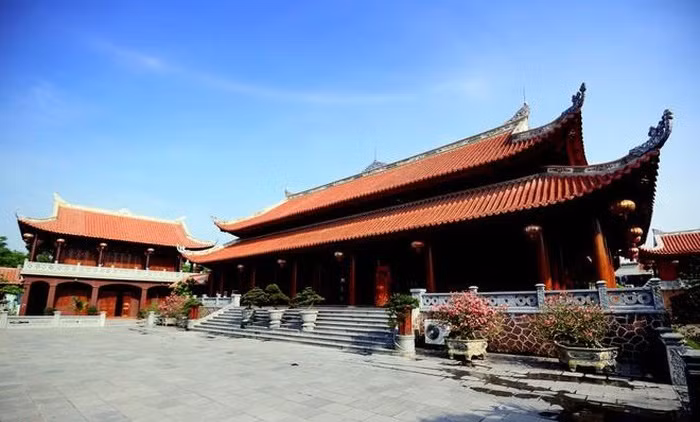 Tọa lạc tại xóm 3, xã Nghi Phú (TP. Vinh), biệt phủ của đại gia Lê Đình Cường không chỉ có diện tích “khủng” 4.000 m2 còn được làm toàn bằng các loại gỗ quý như: đinh hương, giáng hương, cẩm lai. Ảnh: Zing.