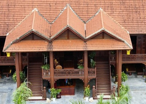 Ngôi nhà có 7 gian gỗ lim có chiều cao 11 mét, gồm có 16 cột cái bằng gỗ lim nguyên khối có đuờng kính 45 cm. Ảnh: Tiền phong