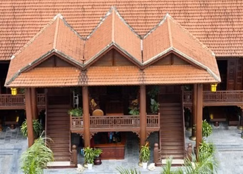 Ngôi nhà có 7 gian gỗ lim có chiều cao 11 mét, gồm có 16 cột cái bằng gỗ lim nguyên khối có đuờng kính 45 cm. Ảnh: Tiền phong