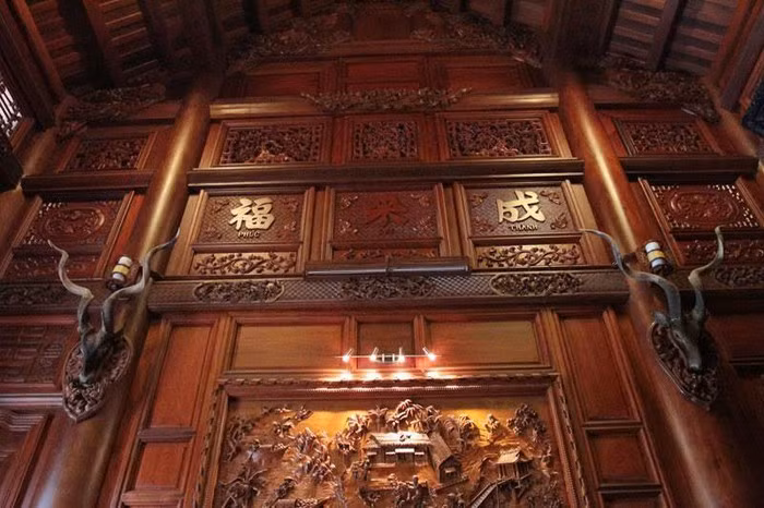 Biệt thự xây dựng trong 5 năm, bắt đầu từ 2004 với lượng gỗ khoảng 2.000 m3, với số lượng gỗ khoảng 2.000m3, chủ yếu mua từ Lào về để phục vụ việc xây dựng. Ảnh: Vietnamnet