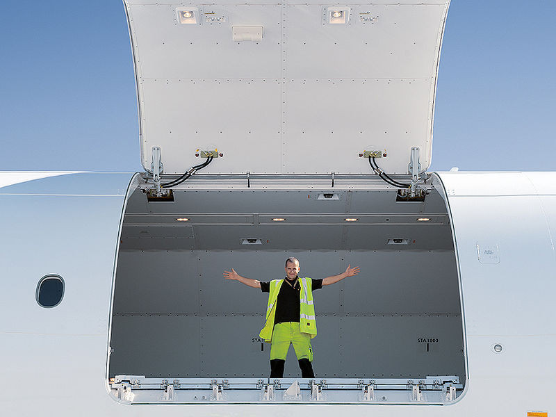 Máy bay sẽ chứa 27 pallet tiêu chuẩn (244cm x 318cm) trên boong chính, 10 pallet ở khoang hàng dưới và 17m3 hàng rời bổ sung. Ảnh: Lufthansa-cargo