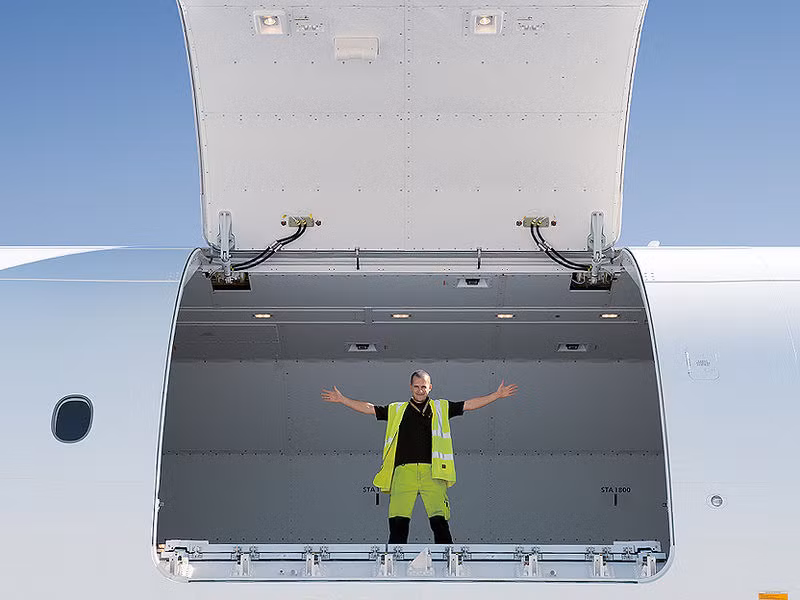 Máy bay sẽ chứa 27 pallet tiêu chuẩn (244cm x 318cm) trên boong chính, 10 pallet ở khoang hàng dưới và 17m3 hàng rời bổ sung. Ảnh: Lufthansa-cargo