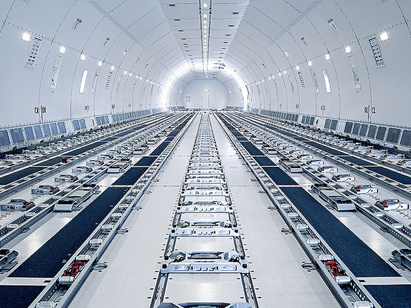 B777F cũng có khu vực cho hành khách gồm 4 ghế hạng thương gia phía trước rào chắn hàng hóa cứng, giường tầng và một phòng trưng bày. Ảnh: Lufthansa-cargo