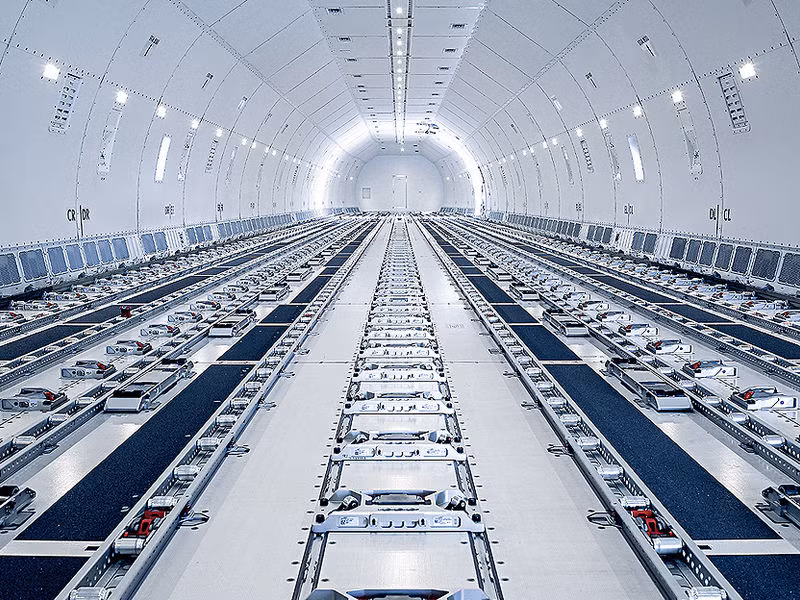 B777F cũng có khu vực cho hành khách gồm 4 ghế hạng thương gia phía trước rào chắn hàng hóa cứng, giường tầng và một phòng trưng bày. Ảnh: Lufthansa-cargo