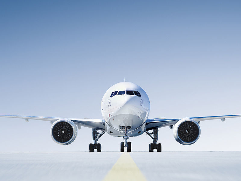 Máy bay có hai động cơ phản lực cánh quạt gắn trên khoang bên dưới các mép hàng đầu của cánh. Động cơ General Electric GE90-110B1 đáp ứng tiêu chuẩn tiếng ồn QC2 cho khả năng tiếp cận các sân bay nhạy cảm với tiếng ồn. Ảnh: Lufthansa-cargo