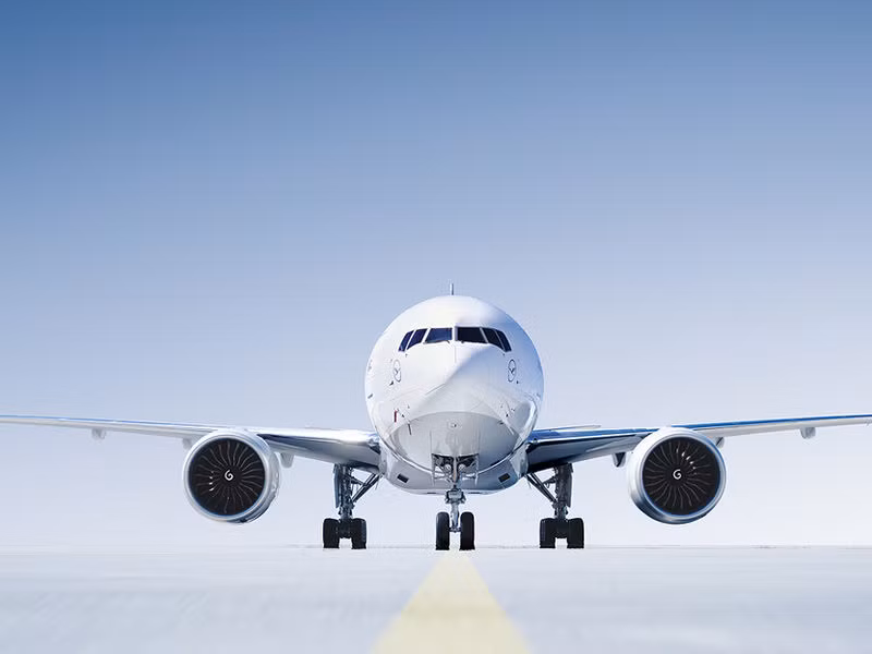 Máy bay có hai động cơ phản lực cánh quạt gắn trên khoang bên dưới các mép hàng đầu của cánh. Động cơ General Electric GE90-110B1 đáp ứng tiêu chuẩn tiếng ồn QC2 cho khả năng tiếp cận các sân bay nhạy cảm với tiếng ồn. Ảnh: Lufthansa-cargo