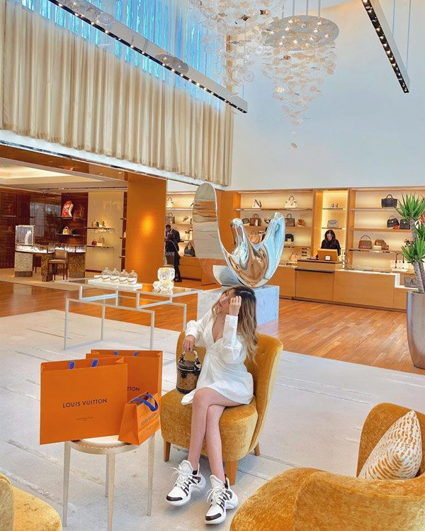 Nhìn những hình ảnh mua sắm của cô nàng 10X trên instagram cá nhân của mình, mỗi lần cứ như y như rằng là mang cả cửa hàng về nhà.