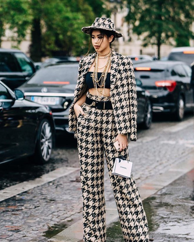 Là con gái cưng của doanh nhân Jonathan Hạnh Nguyễn, Tiên Nguyễn có cuộc sống sang chảnh bậc nhất trong Hội con nhà giàu Việt. Trên Instagram, cô thường xuyên chia sẻ hình ảnh về những chuyến đi xa xỉ, mua sắm đồ hiệu tiền tỷ khiến ai nấy đều ngưỡng mộ.