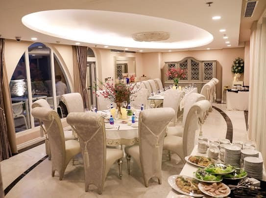 Bàn ăn sang trọng không khác trong khách sạn 5 sao.