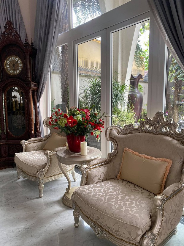 Những chiếc sofa tông vàng nhẹ mang lại cảm giác thanh nhã.