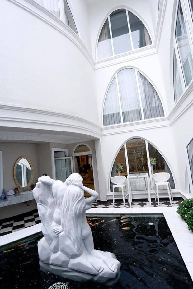 Nhìn từ bên ngoài, ngôi nhà không khác một toàn lâu đài.