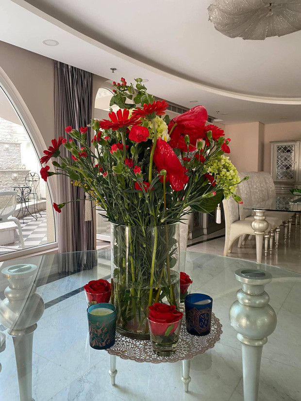 Biệt thự của Hoa hậu Giáng My được trang trí nhiều hoa tươi.