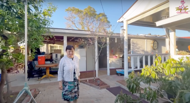 Nhân dịp này, danh ca Hương Lan đưa đàn em thăm khu vườn nhà mình. Ảnh chụp màn hình.