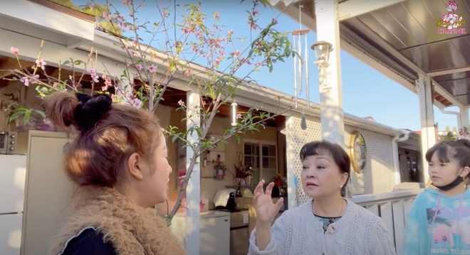 Vừa qua, trên kênh Youtube cá nhân, danh hài Thúy Nga đăng tải một video quay lại cảnh cô ghé thăm nhà danh ca Hương Lan. Ảnh chụp màn hình.