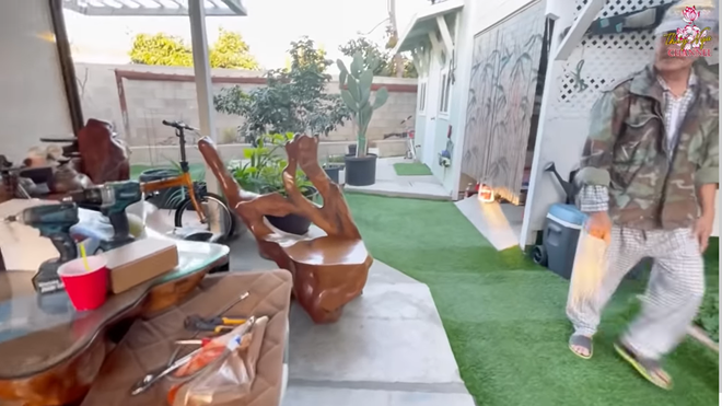 Đáng chú ý, trong khu vườn nhà danh ca Hương Lan có một căn nhà nhỏ, là nơi để toàn bộ gia tài của Hương Lan gồm băng đĩa, đồ đi diễn suốt nhiều năm qua. Ảnh chụp màn hình.