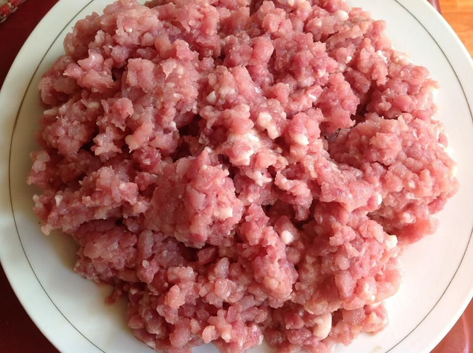 Thịt xay sẵn trong siêu thị khá tiện lợi song bạn không thể biết được chúng được xay từ phần thịt nào của con lợn, rất có thể là sản phẩm của nhiều phần thịt vụn.