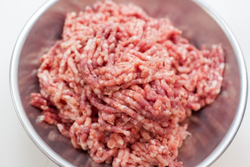 Hơn nữa, trước khi khi xay, rất có thể thịt không được vệ sinh kỹ nên có thể chứa nhiều vi khuẩn, tiềm ẩn nguy cơ về an toàn thực phẩm.