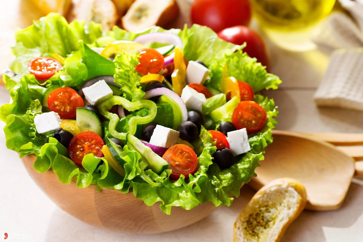 Món salad được trộn bằng nhiều nguyên liệu khác nhau cũng khó đảm bảo vệ sinh thực phẩm khi làm.