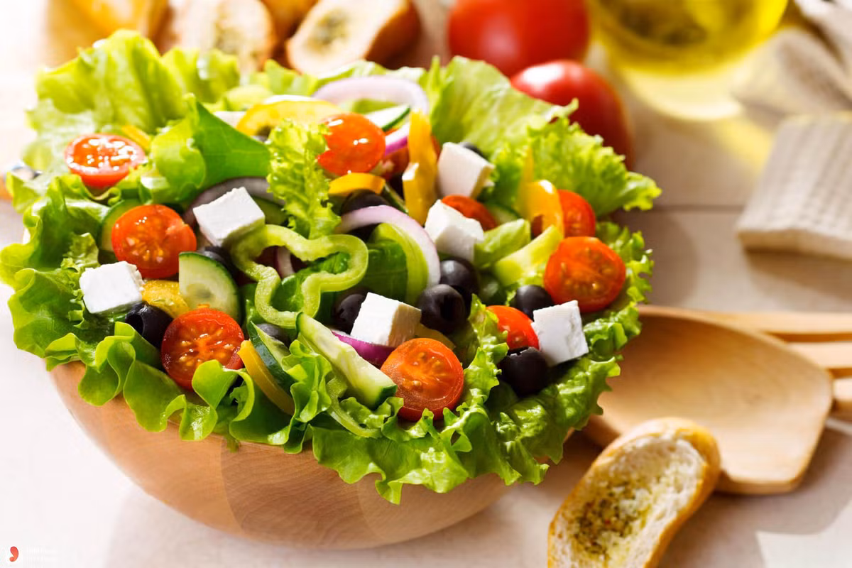 Món salad được trộn bằng nhiều nguyên liệu khác nhau cũng khó đảm bảo vệ sinh thực phẩm khi làm.