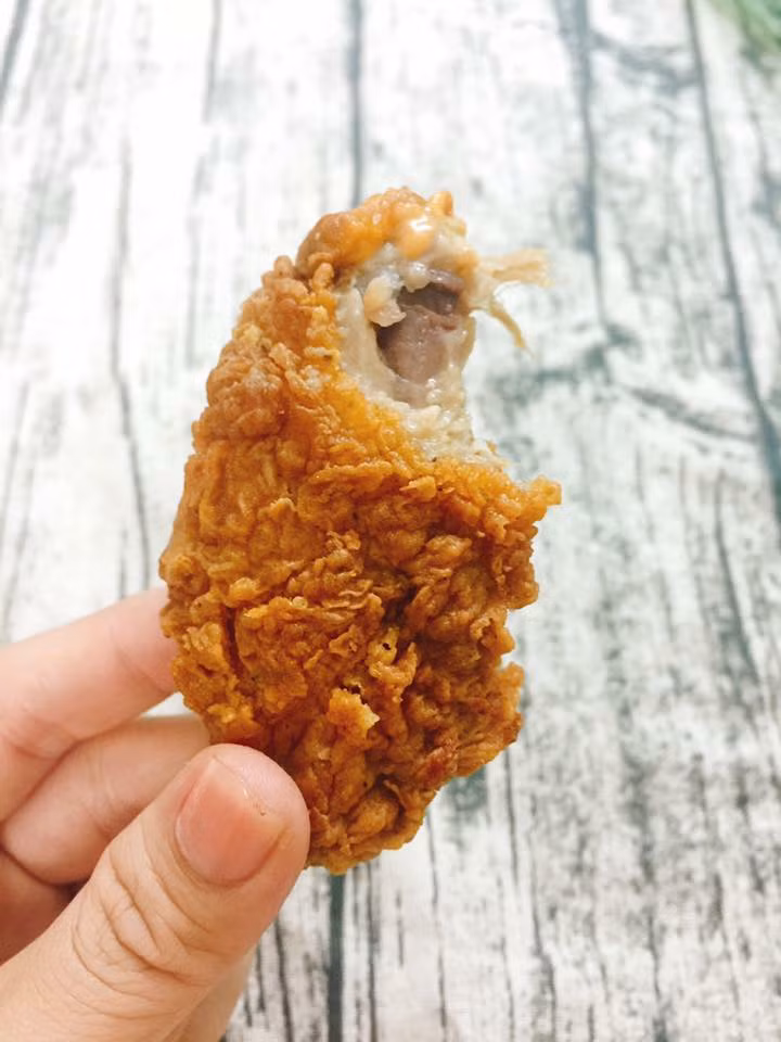 Tuy nhiên, theo nhân viên siêu thị, cũng cân nhắc trước khi mua bởi các món đồ chiên rán thường được chế biến bằng dầu chiên đi chiên lại, món bún phở có thể được sử dụng loại nước dùng từ ngày hôm trước...