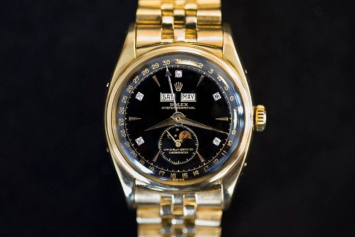 Mức giá kỷ lục của chiếc đồng hồ Rolex "Bảo Đại" đến từ những chi tiết độc đáo như mặt số đen đính kim cương quý hiếm và từng thuộc sở hữu của vị hoàng đế Việt Nam cuối cùng. Ảnh: Forbes.