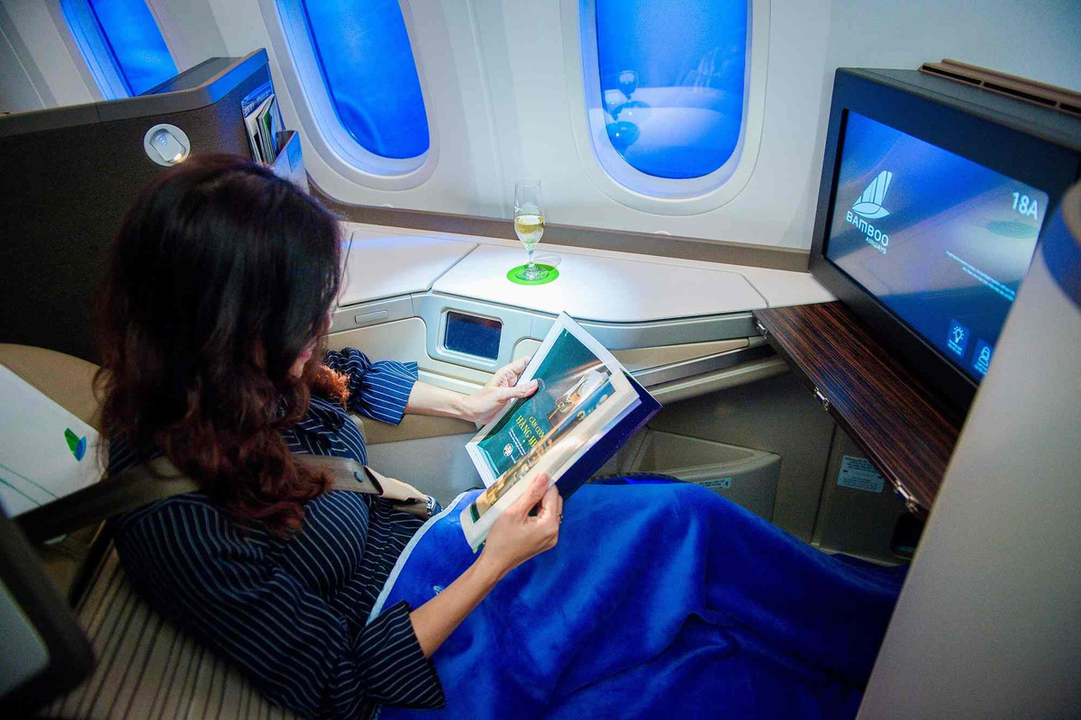 Boeing 787-9 Dreamliner sở hữu nhiều tiện nghi hiện đại giúp giảm thiểu tối đa mệt mỏi cho hành khách trong suốt hành trình bay. Chẳng hạn như cửa sổ máy bay với chế độ điều chỉnh ánh sáng bằng điện thay cho nắp che cửa sổ...Ảnh: Bamboo Airways
