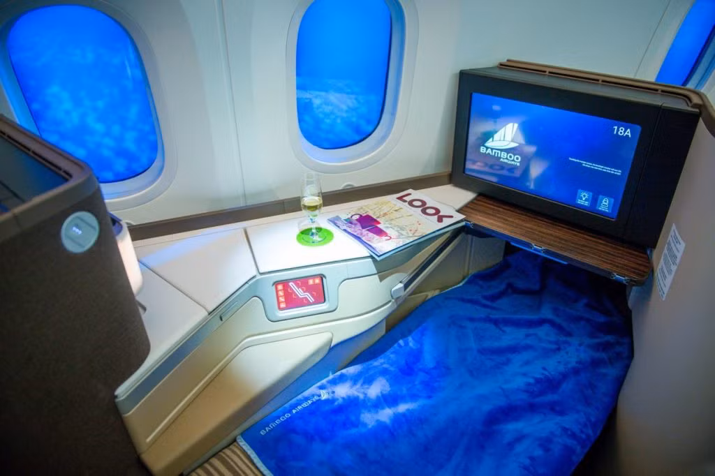 Hàng ghế Thương gia sở hữu dàn ánh sáng Mood Lighting cho phép tùy chỉnh màu sắc, hành khách có thể đọc sách, thư giãn với đèn được tích hợp sẵn trên ghế, vừa tầm với. Ảnh: Bamboo Airways