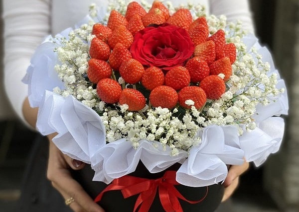 Giá cho mỗi bó hoa dâu tây dao động từ 400.000 - 3,5 triệu đồng.