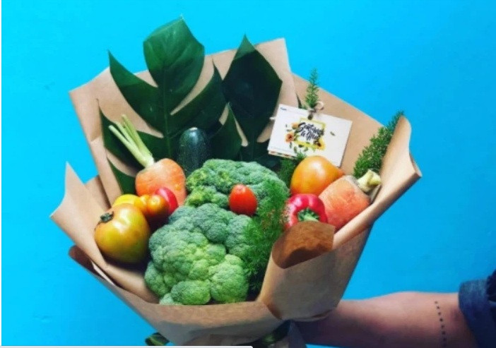 Bó hoa bao gồm nhiều loại rau củ quen thuộc như súp lơ, cà rốt, rau thơm, cải chip, mướp đắng… “mix” cùng phụ kiện hoa tươi bắt mắt.