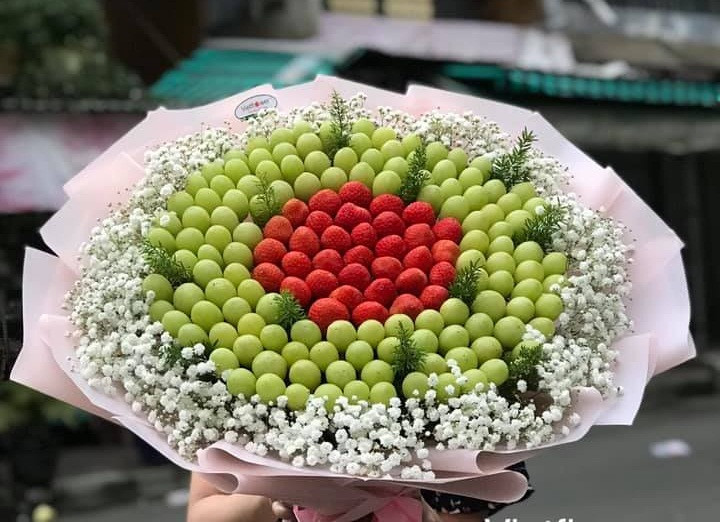 Bó hoa kết hợp nho xanh và dâu tây độc đáo.