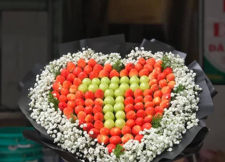 Chẳng hạn như bó hoa chỉ có dâu tây là 300.000 - 500.000 đồng; bó gồm dâu tây thêm hoa baby từ 600.000 - 900.000 đồng; bó có dâu tây, hoa baby, cherry...dao động 1 - 3,5 triệu đồng.