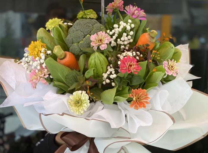 Ngoài bó hoa rau củ, một số cửa hàng còn có riêng bó hoa rau củ dành cho những chị em có tâm hồn “yêu bếp” hoặc đam mê ẩm thực dạt dào.