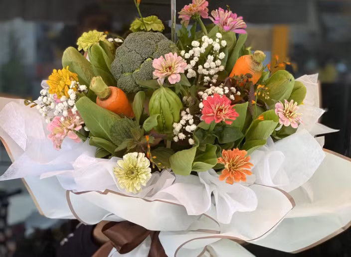 Ngoài bó hoa rau củ, một số cửa hàng còn có riêng bó hoa rau củ dành cho những chị em có tâm hồn “yêu bếp” hoặc đam mê ẩm thực dạt dào.