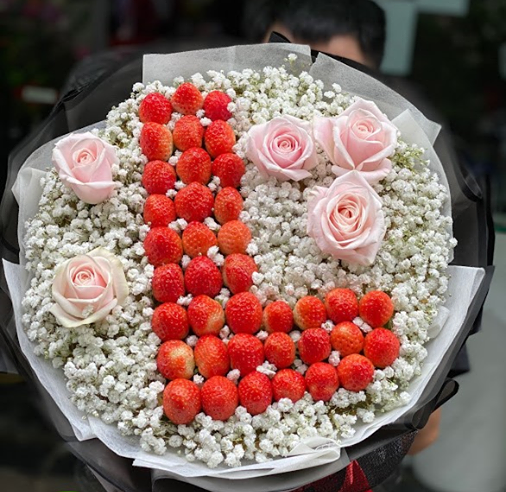 Những trái dâu tây là giống Nhật, kết thành hình trái tim hay hình chữ cái đầu trong tên người nhận.