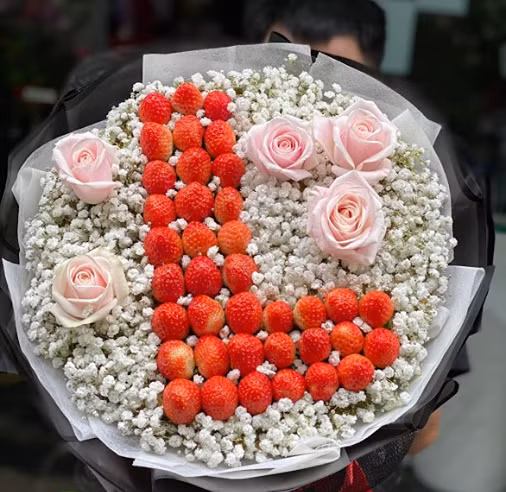 Những trái dâu tây là giống Nhật, kết thành hình trái tim hay hình chữ cái đầu trong tên người nhận.