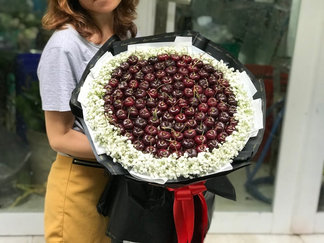 Bó hoa cherry Úc 99 trái có giá 2,5 triệu đồng cũng được không ít đại gia chọn làm quà tặng dịp 8/3.