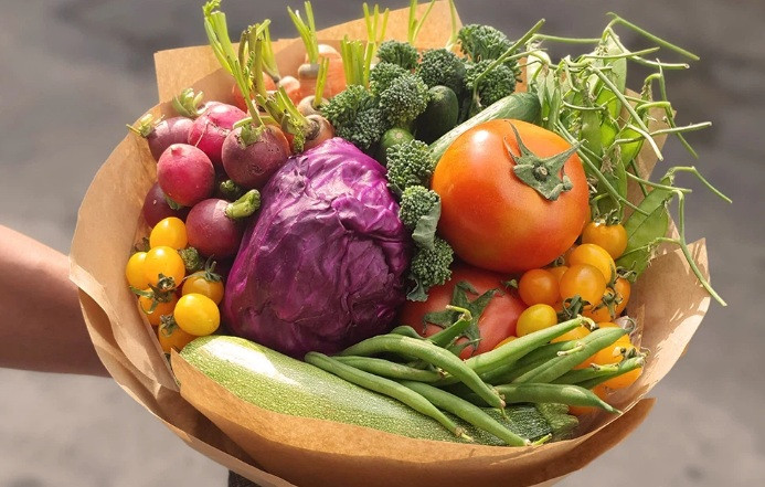 Những bó hoa rau củ làm quà 8/3 giá dao động từ 400.000 đến cả triệu đồng. Các nguyên liệu rau củ được sử dụng đều là sản phẩm sạch của VietGAP. Nguồn ảnh: Facebook.