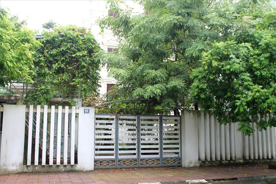 Cổng sau của tòa lâu đài có nhiều cây xanh tỏa bóng mát. Ảnh: Lao động