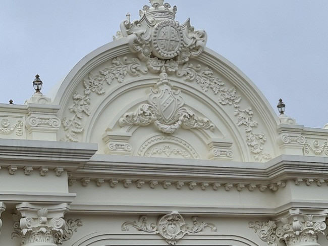 Nhiều đường nét, hoa văn được đắp vẽ thủ công, tốn nhiều thời gian, công sức. Ảnh: Dân Việt