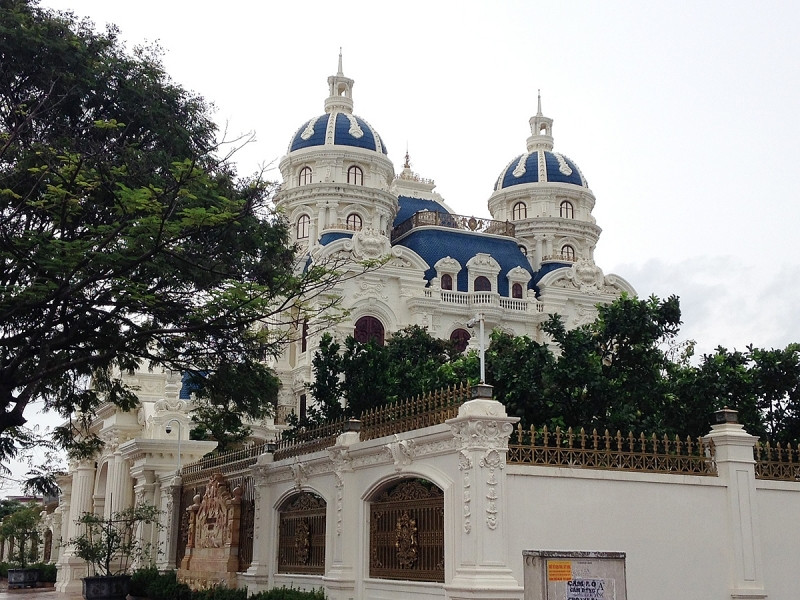 Cổng vào thiết kế hoành tránh, tường kiên cố. Ảnh: Báo xây dựng