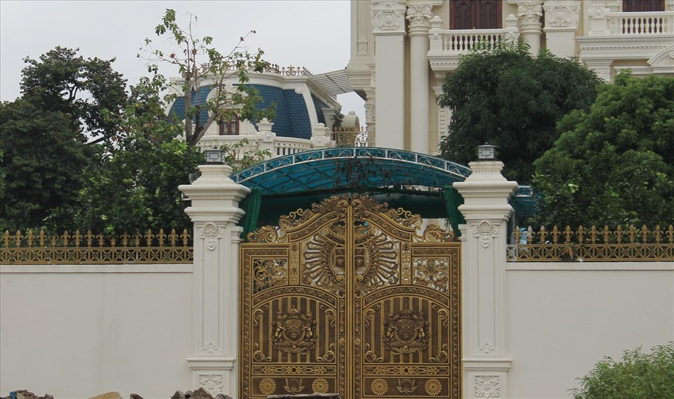 Cổng phụ hướng ra đường Ngô Gia Tự sang trọng không kém cổng chính. Ảnh: Lao động