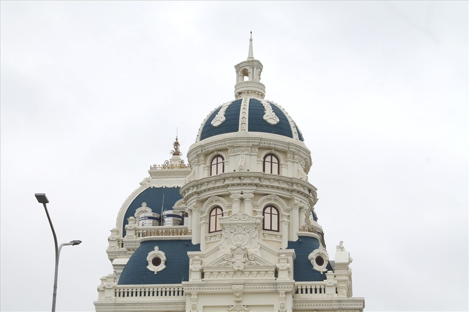 Tòa lâu đài thu hút sự chú ý bởi kiến trúc độc đáo, nhiều chi tiết được đắp, tỉa cầu kỳ theo kiểu Pháp, Hy Lạp...Ảnh: Lao động