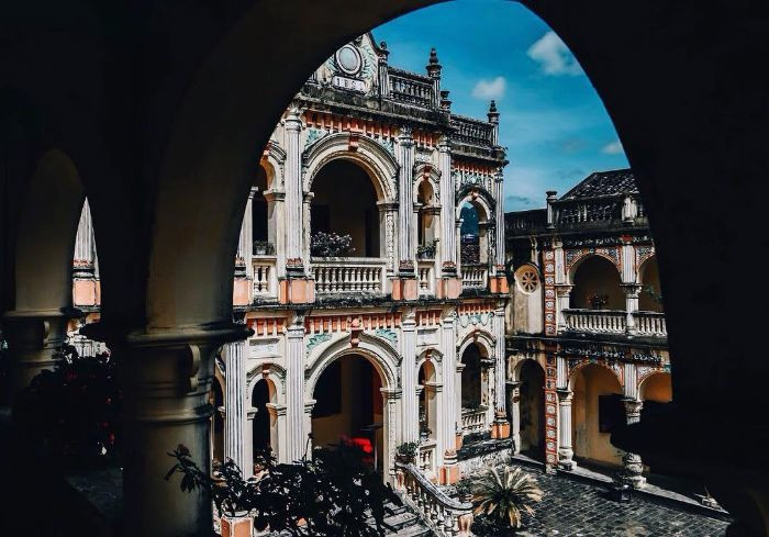 Công trình có sự kết hợp hài hòa giữa phong cách châu Âu và châu Á, thể hiện rõ sự vương giả của giới quyền quý. Ảnh: @tat.2611