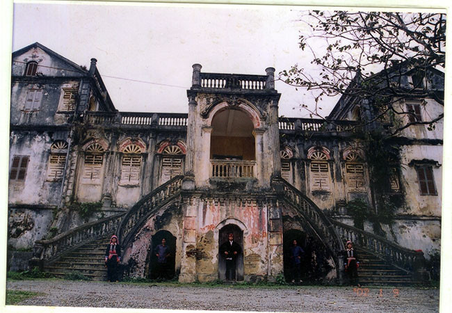 Dinh Hoàng A Tưởng được xây dựng năm 1914 và hoàn thành vào năm 1921. Chủ nhân cũ của ngôi nhà này là ông Hoàng Yến Tchao. Thời đó, Hoàng Yến Tchao.đại diện cho giai cấp địa chủ, có cuộc sống giàu sang trong vùng. Ảnh: Vietnamtourism.